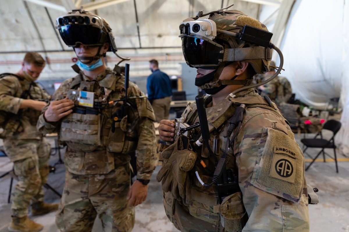 Due soldati americani utilizzano l'HoloLens di Microsoft all'interno di una base militare.