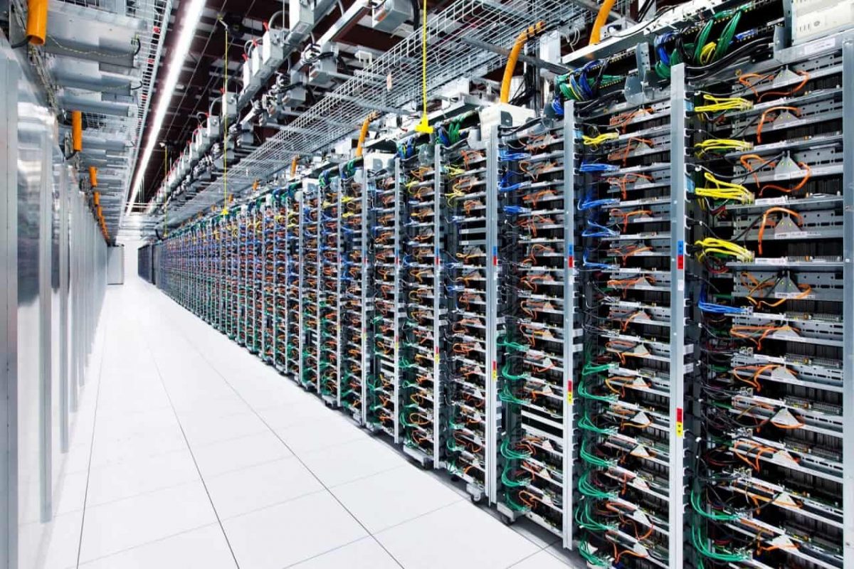 L'interno di un data center: colonne di componenti e sistemi informatici