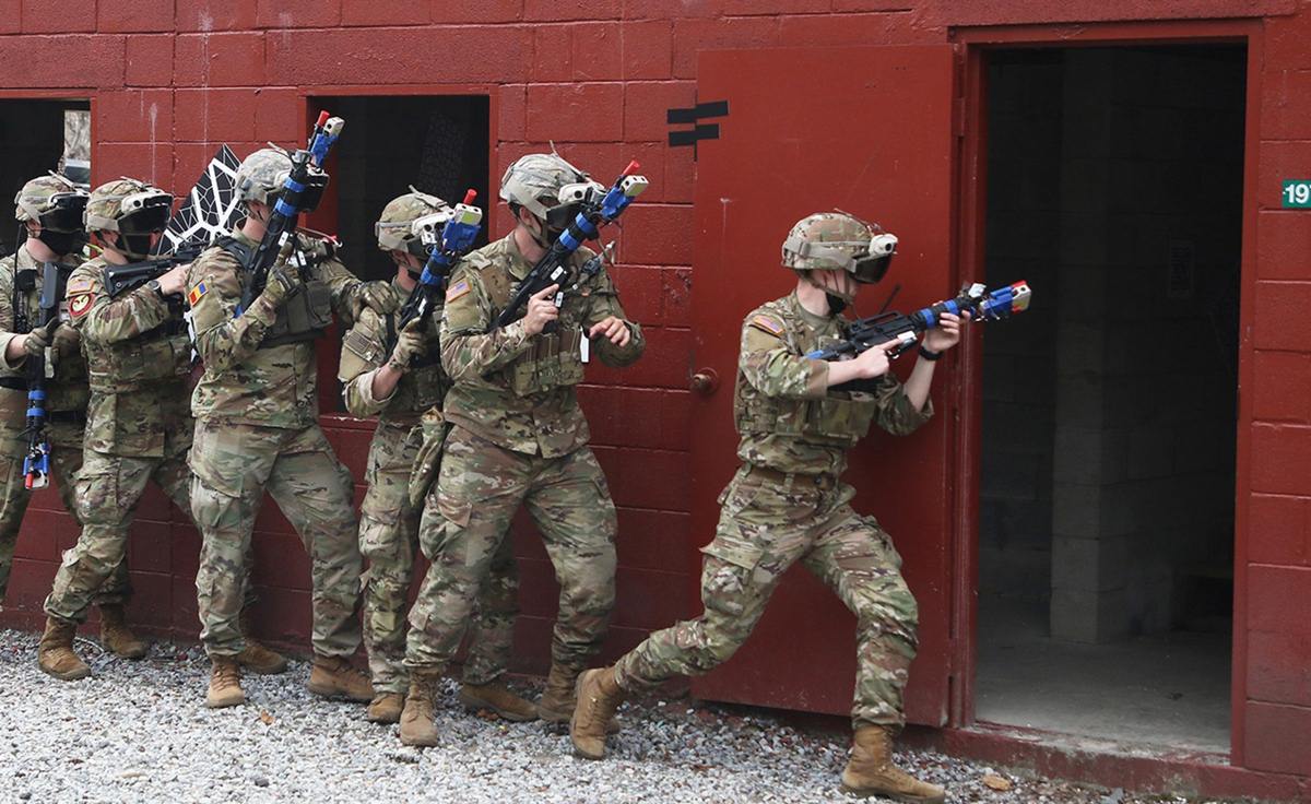 Dei soldati americani muniti di visore durante una sessione di addestramento.