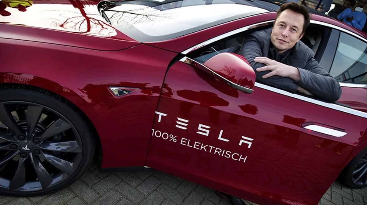 Elon Musk dentro uno dei veicoli Tesla.