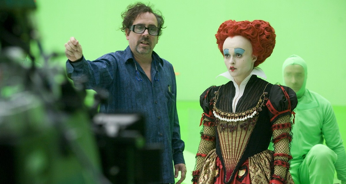 Tim Burton dirige Helena Bonham Carter sul set di Alice in Wonderland.