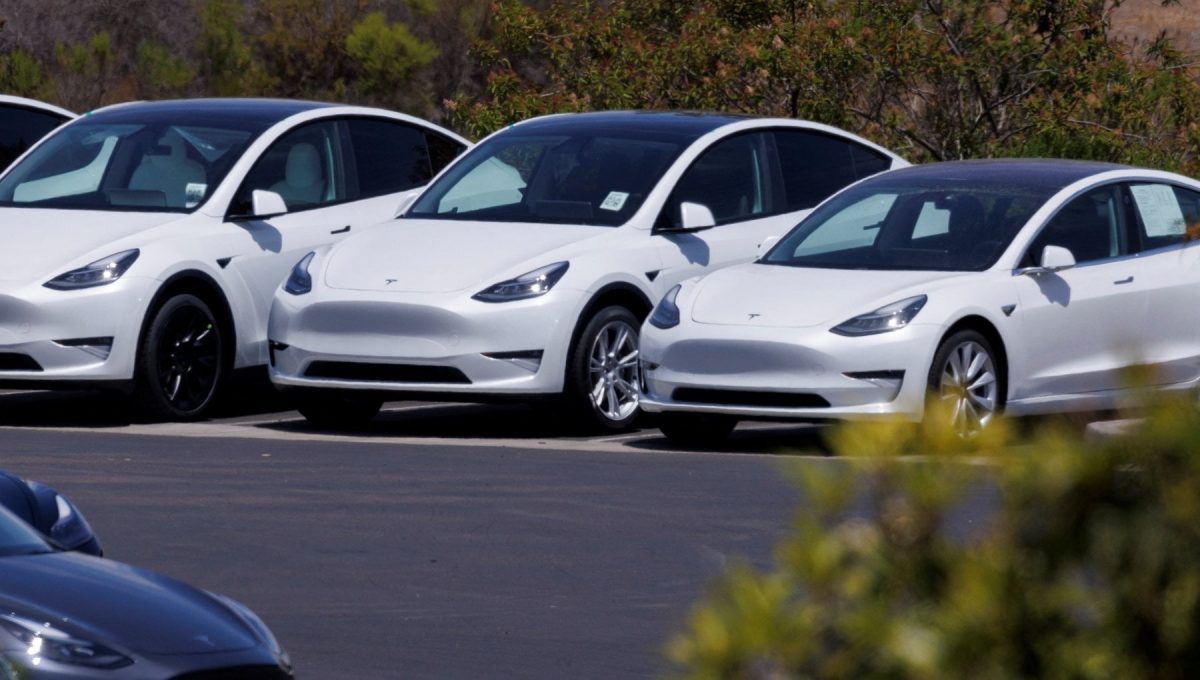Tre Tesla bianche parcheggiate