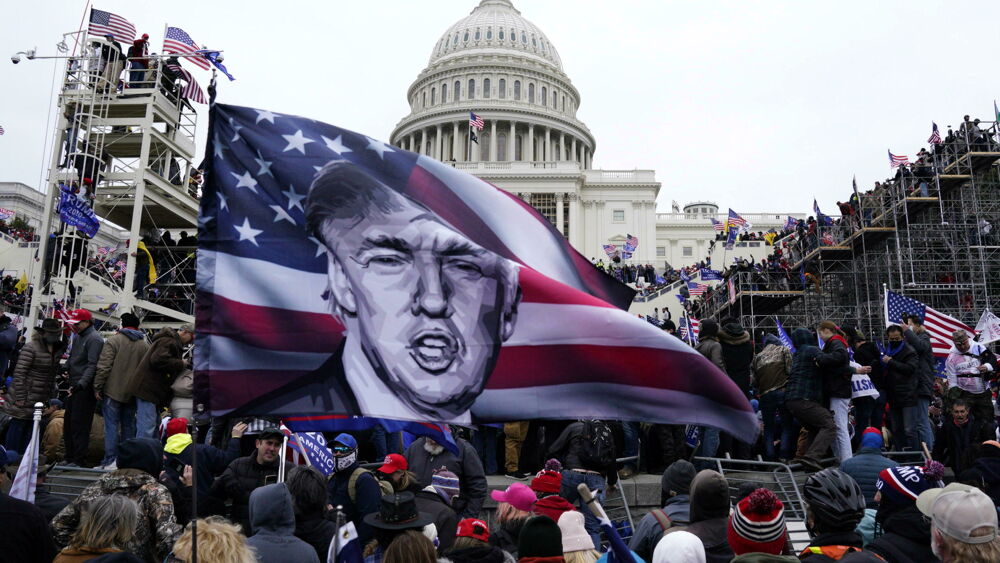 Rivoltosi con la bandiera di Trump