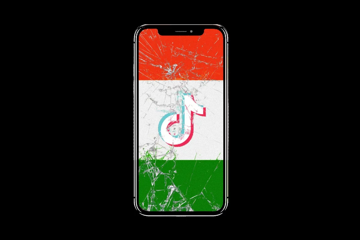 Schermo di uno smartphone con la bandiera indiana ed il logo di TikTok