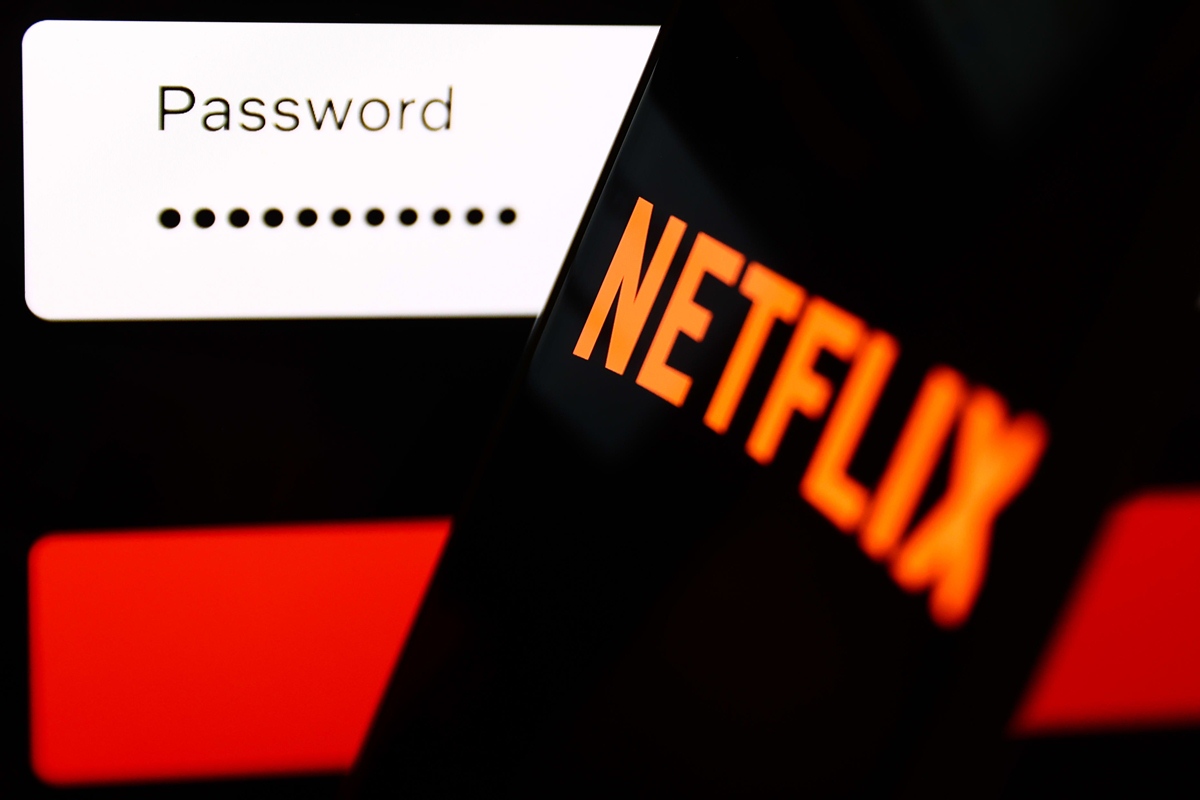 Logo Netflix affiancato ad una password da inserire in un altro schermo.