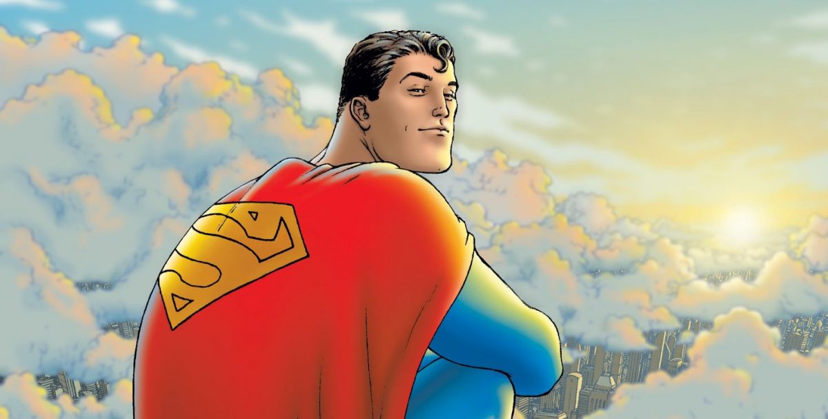Superman guarda verso lo spettatore davanti un panorama di nuvole.