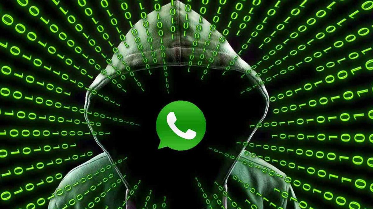 Immagine stereotipata di un hacker con il cappuccio e il logo di WhatsApp
