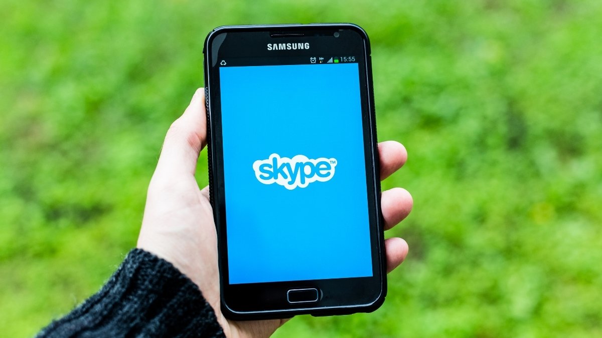 Un telefono dove sullo schermo c'è il logo Skype