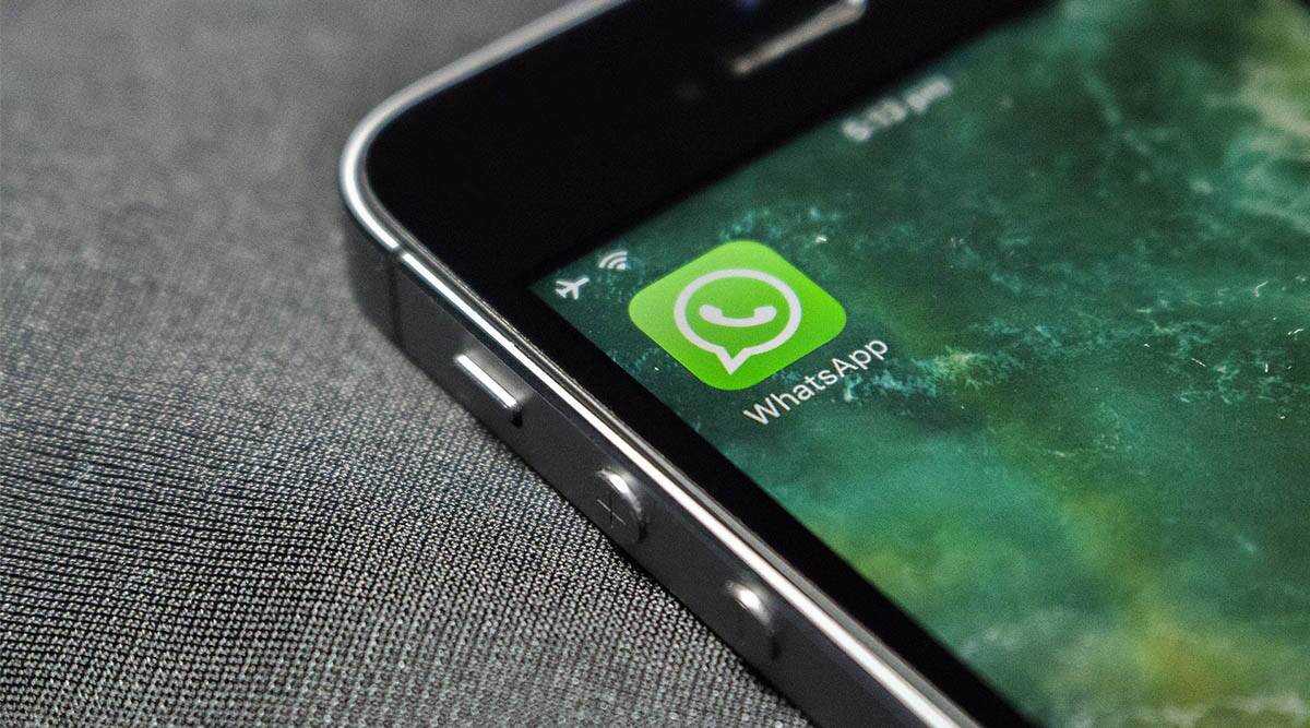 L'app di WhatsApp sullo schermo di uno smartphone.