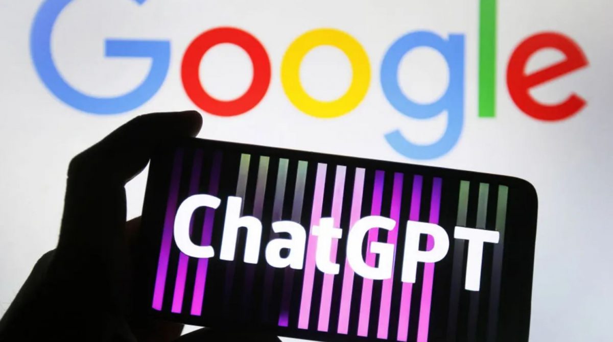 Un cellulare con chatGPT messo davanti il logo Google