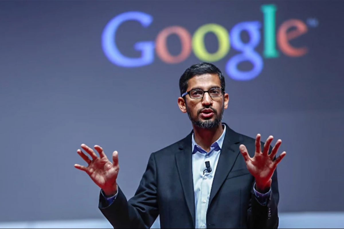 Sundar Pichai con alle spalle il logo di Google