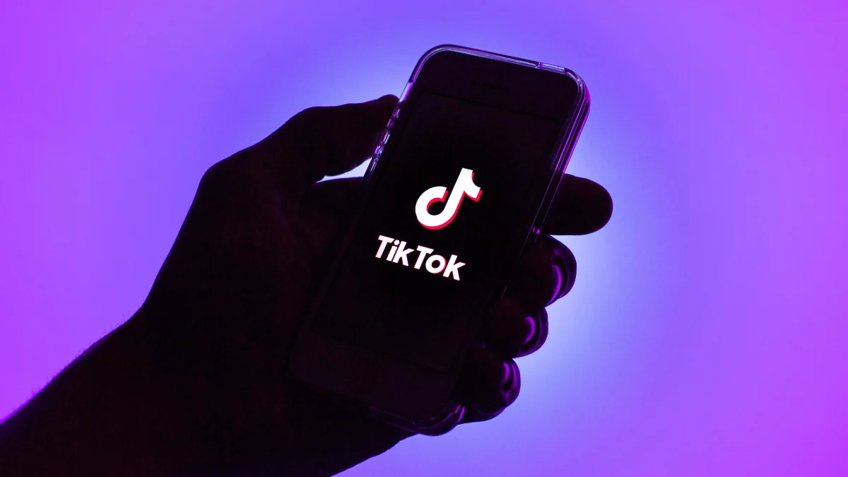 Logo di TikTok su uno smartphone