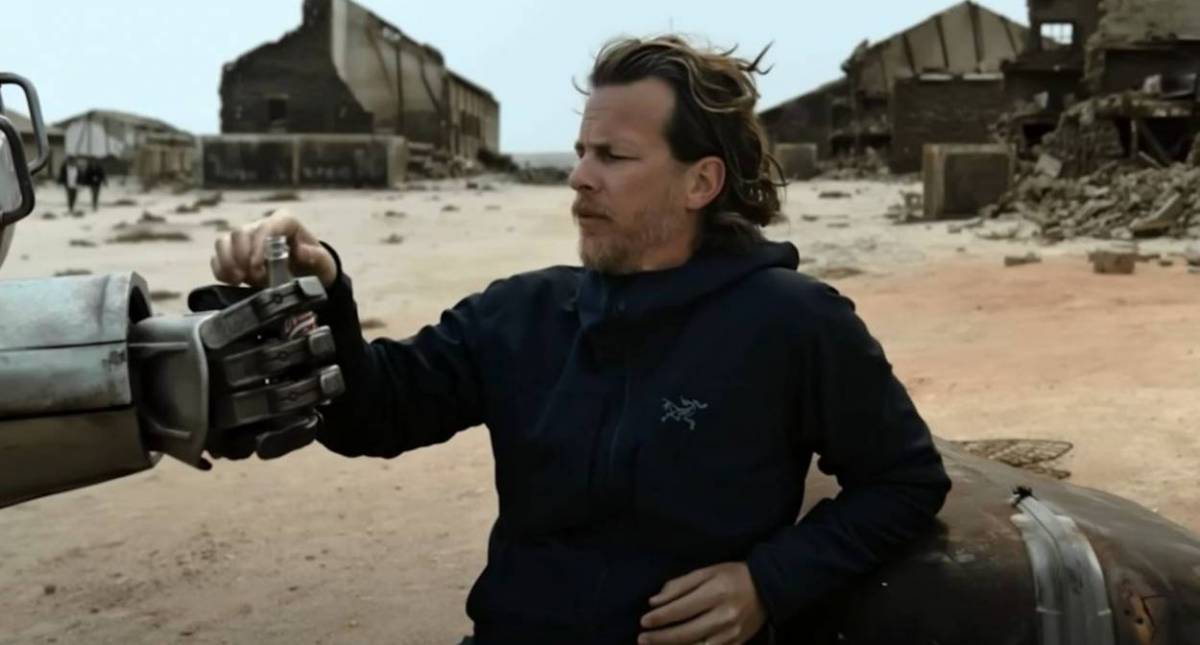 Jonathan Nolan prende una Nuke Cola sul set di Fallout.