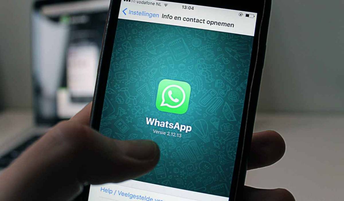 Icona WhatsApp su schermo cellulare