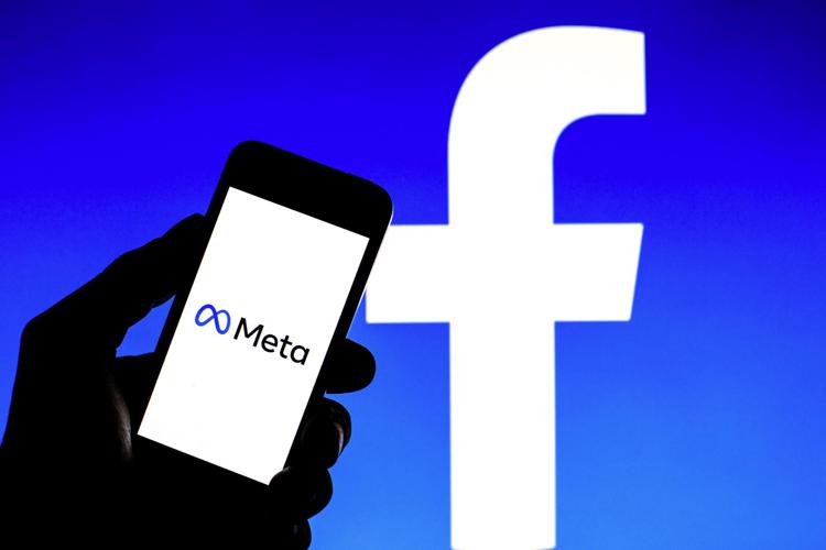 Logo Meta su cellulare e logo Facebook
