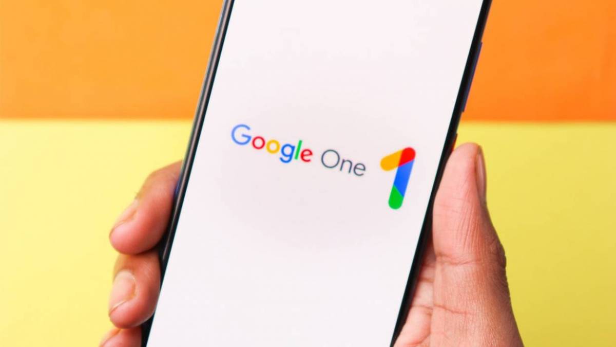 Smartphone con Google One 1 aperto sullo schermo.