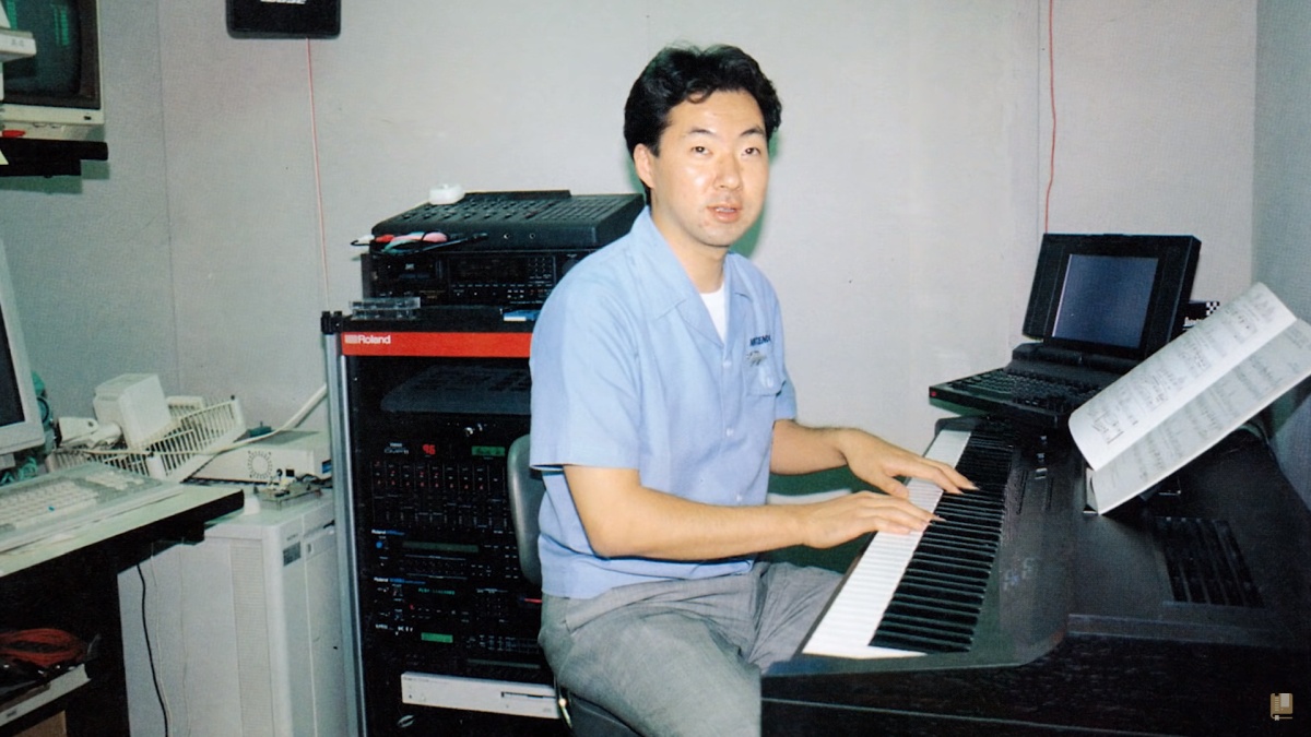 Koji Kondo mentre suona un sintetizzatore