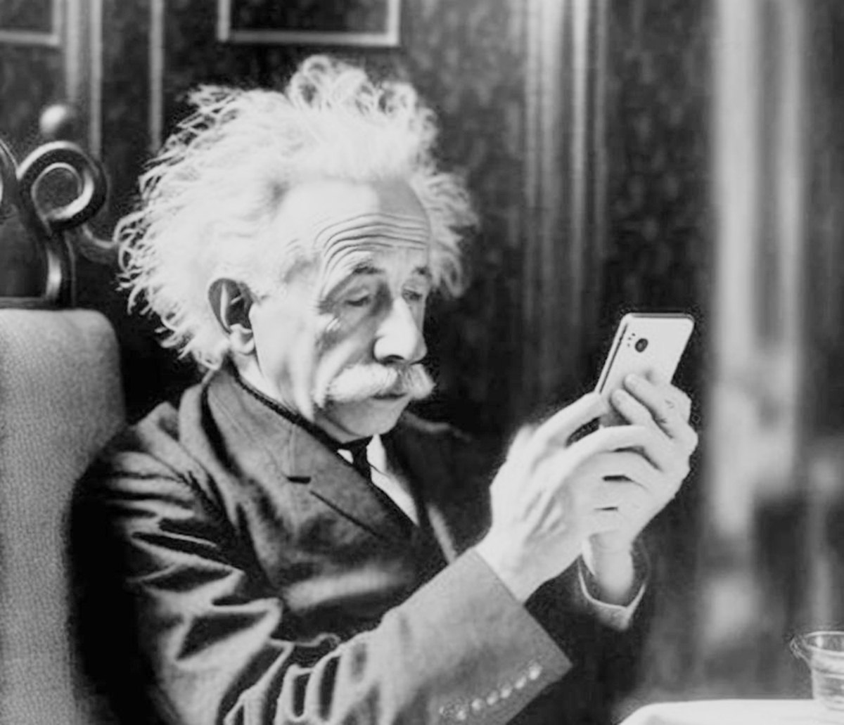 Einstein utilizza uno smartphone.