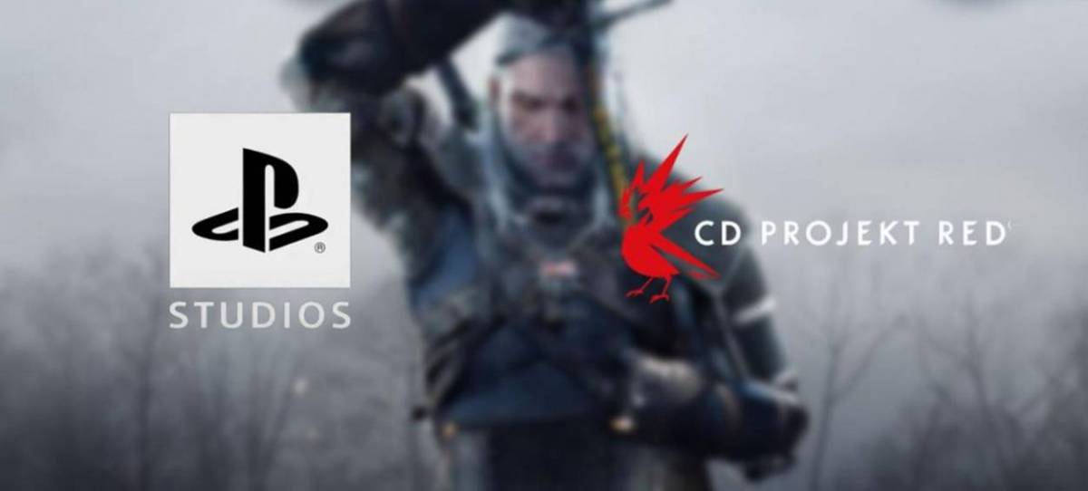 Logo PlayStation Studios e logo CD Projekt. Dietro, sfocato, c'è Geralt di The Witcher 3: Wild Hunt.