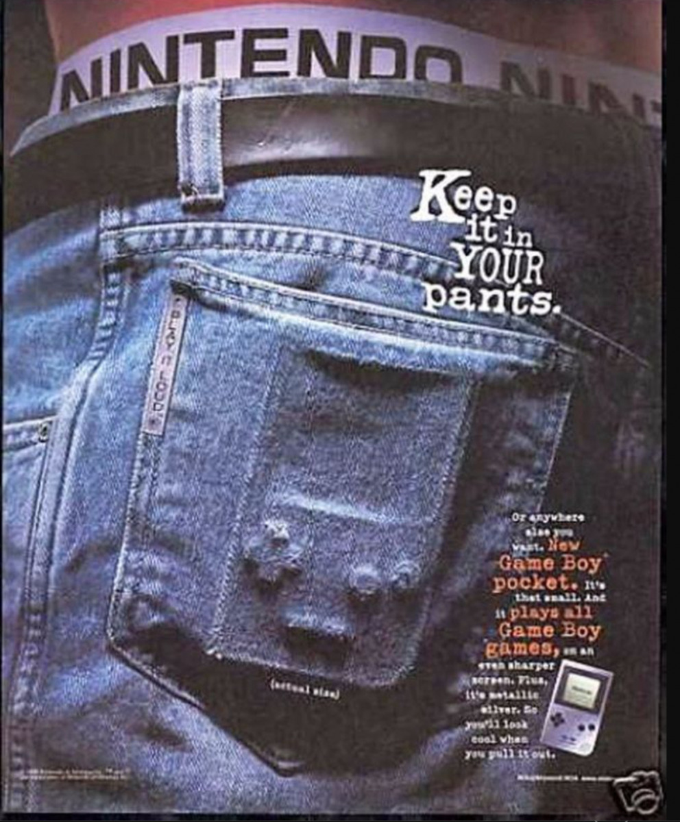 Pubblicità per il Game Boy Pocket, si vede la console infilata nella tasca dei jeans.