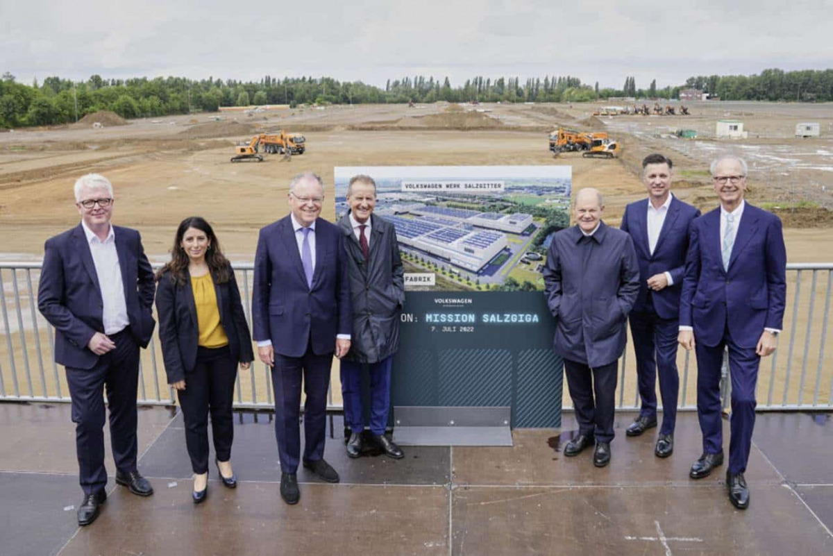 I dirigenti Volkswagen davanti al terreno in cui sarà costruita l'enorme gigafactory