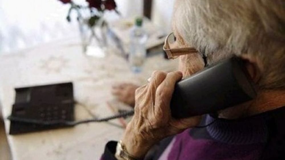 Anziana al telefono