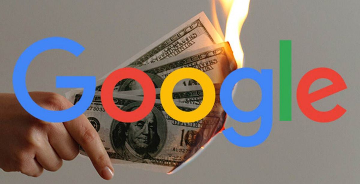 Soldi in fiamme accompagnati dal logo Google