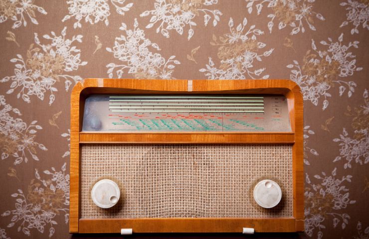 Radio d'epoca in legno