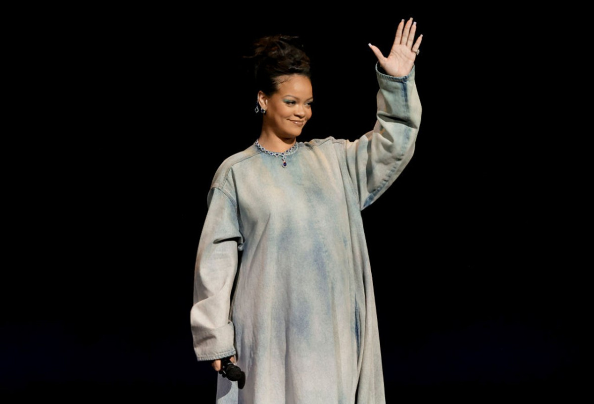 Rihanna durante l'annuncio saluta i fan