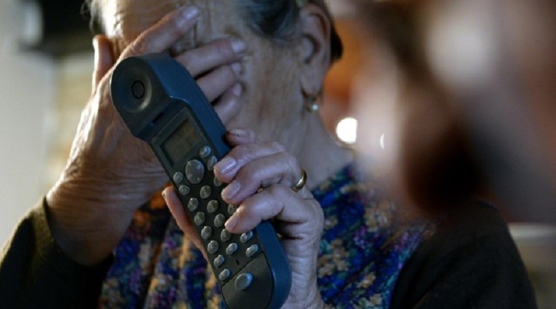 Anziana a telefono
