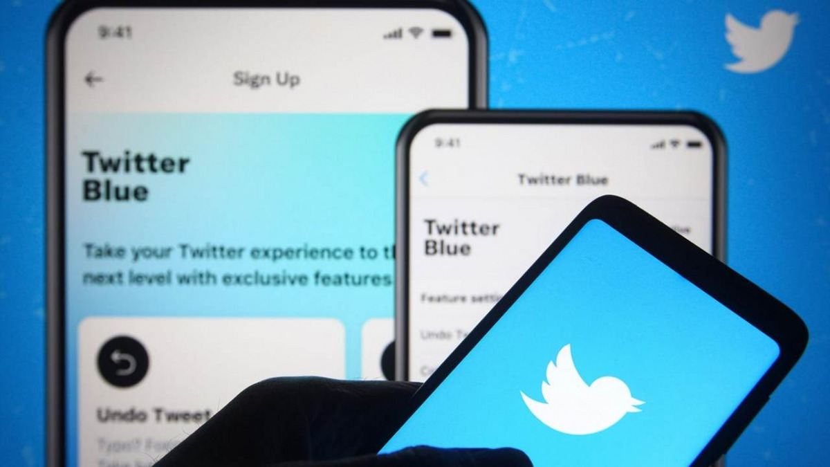Tre smartphone collegati con Twitter Blue
