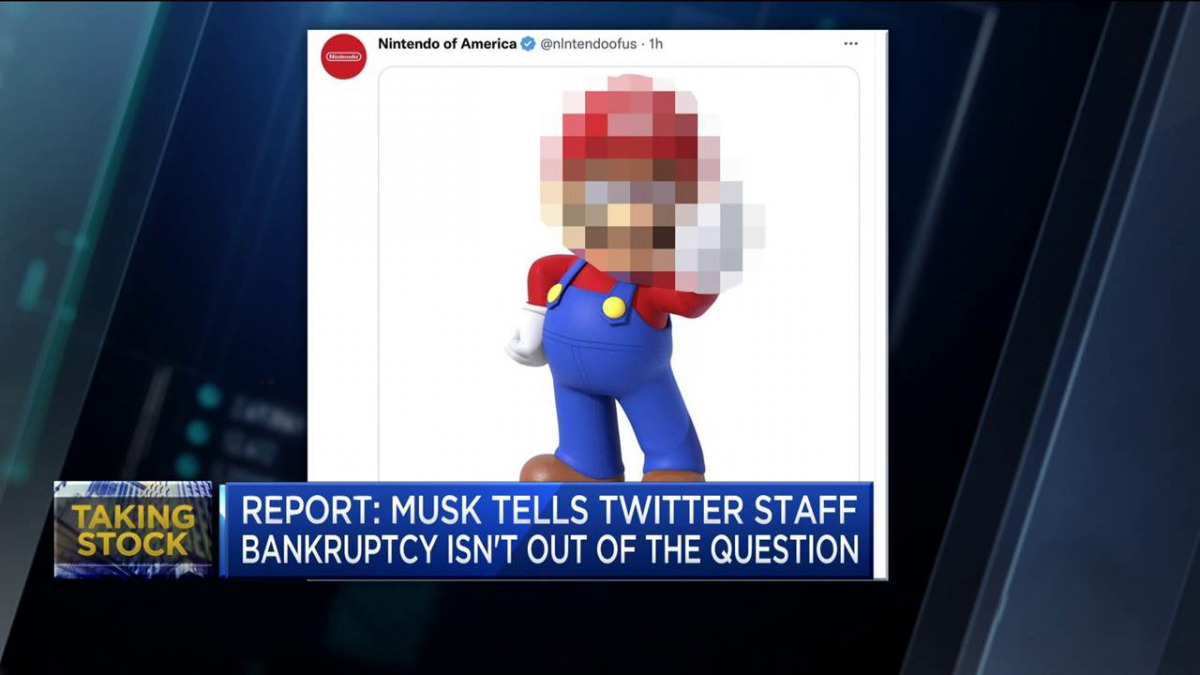 Titolo di un telegiornale su Musk e Twitter, dietro vediamo Super Mario censurato che mostra il dito medio
