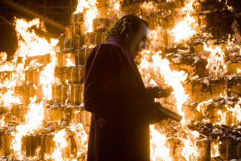 Joker brucia soldi in una nota scena di Batman The Dark Knight