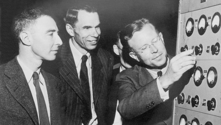 Oppenheimer mostra al mondo l'energia atomica