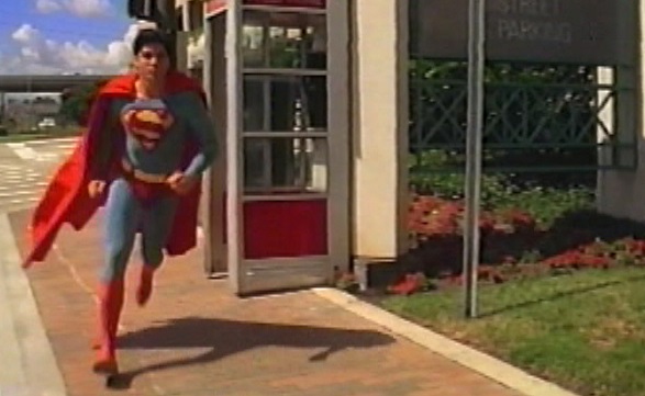Superman che esce da una cabina telefonica