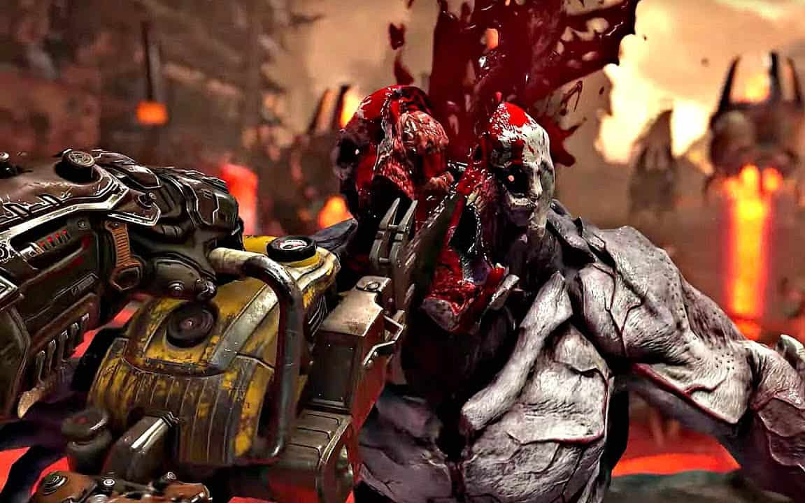 La motosega del Doom Slayer taglia in due la testa di un demone