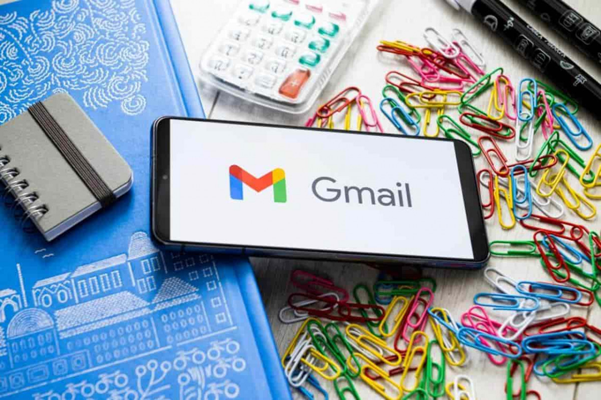 Logotipo de Gmail en la pantalla del teléfono. 