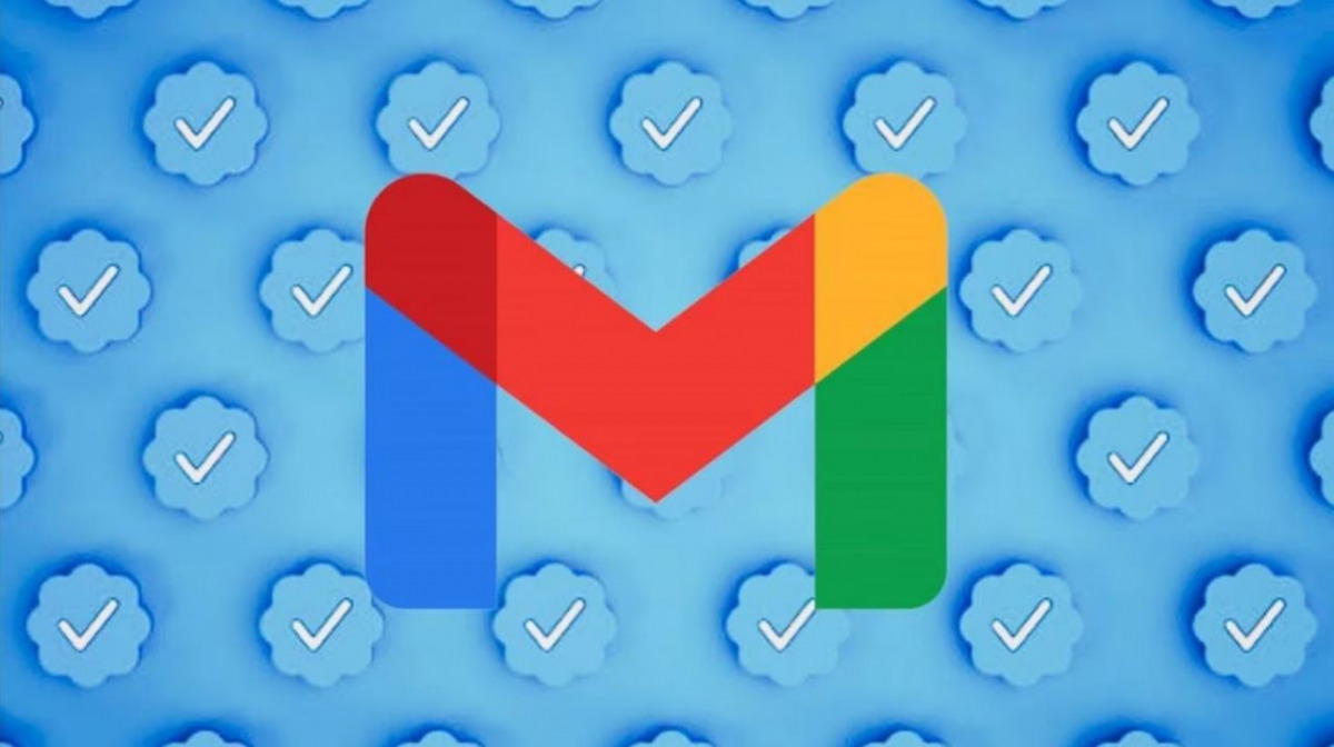 Logo Gmail circondato da spunte blu
