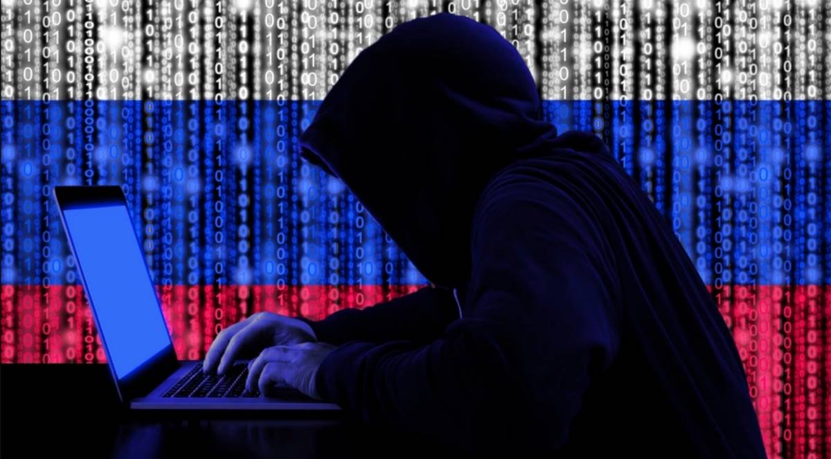 hacker avanti ad una bandiera russa
