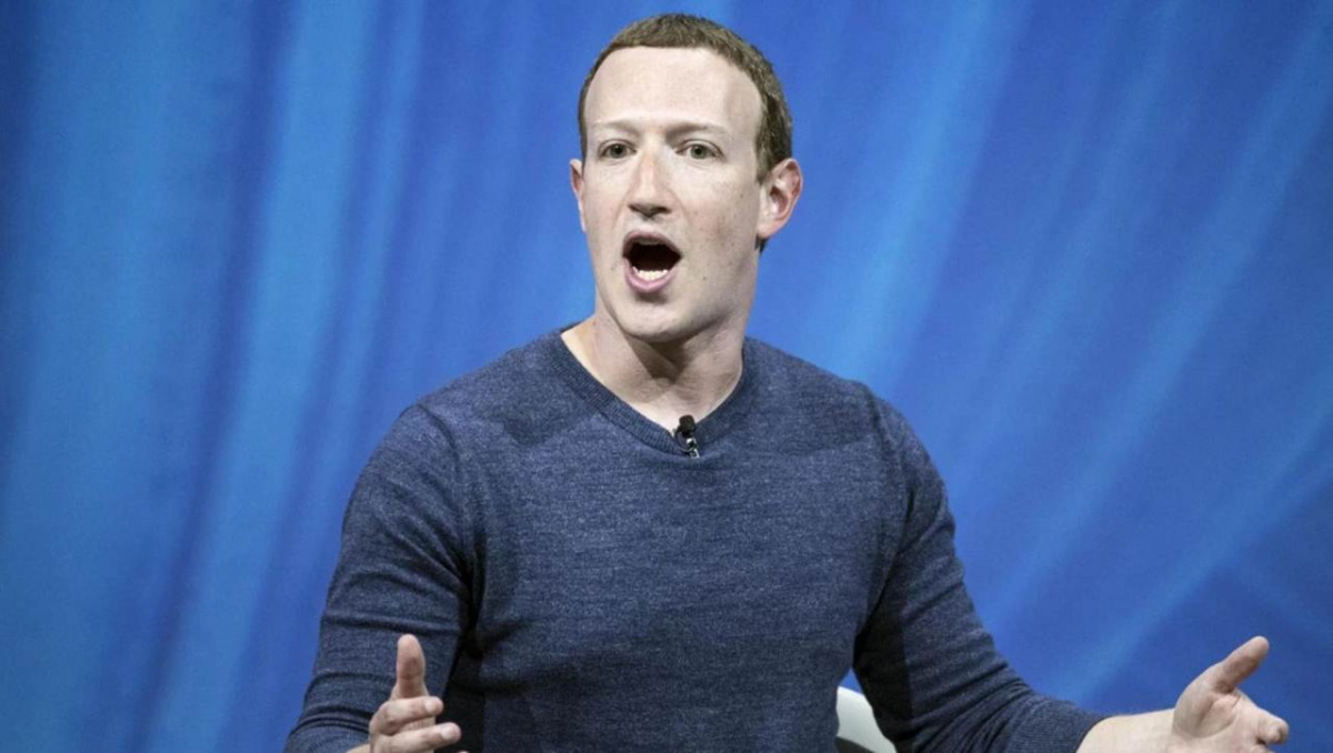 Mark Zuckerberg parla con uno sguardo quasi sconvolto