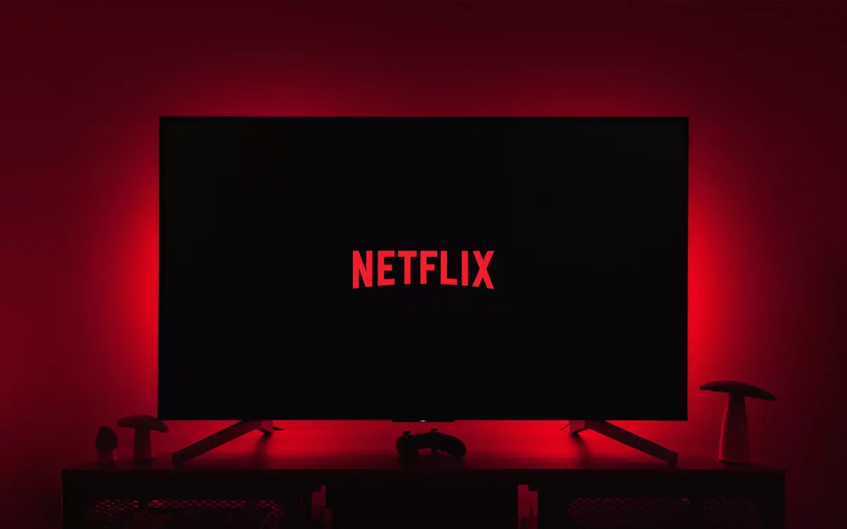 logo netflix su una tv