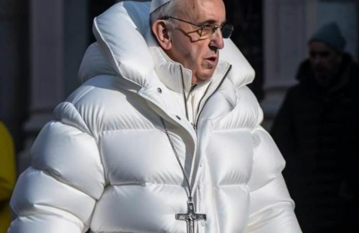 Papa Francesco che indossa un giubbotto Moncler: è tutto falso