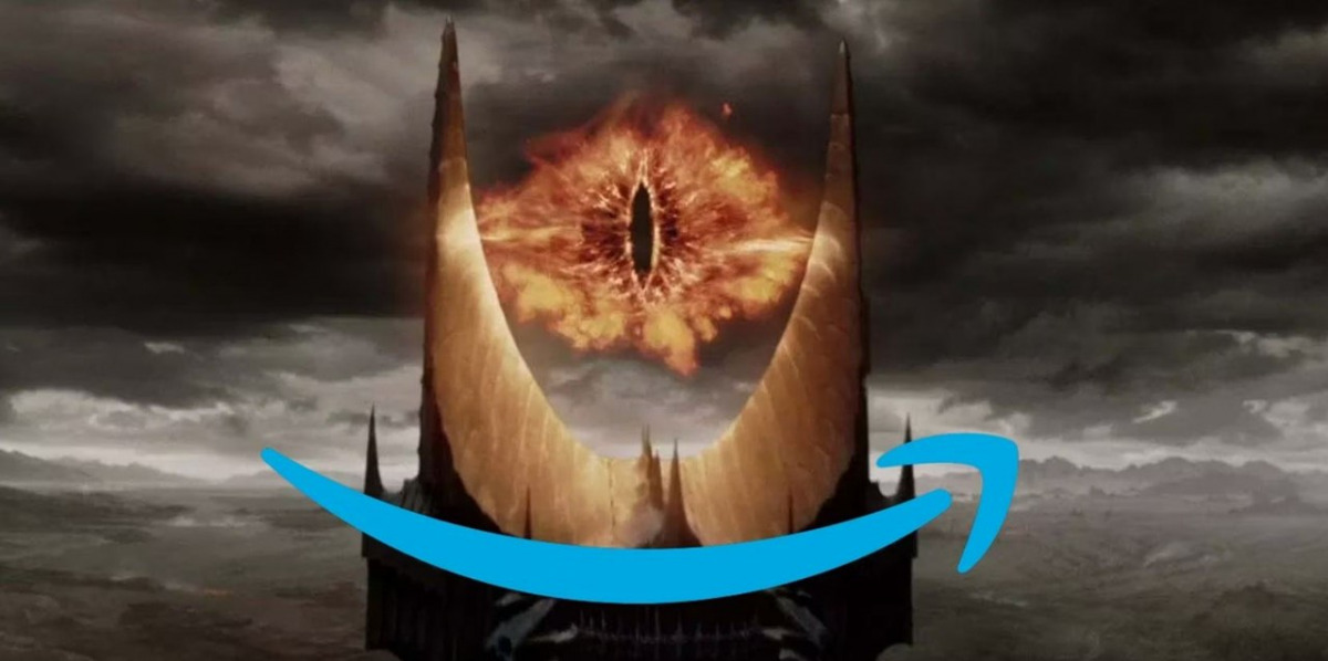 Sauron decorato con il logo di Amazon