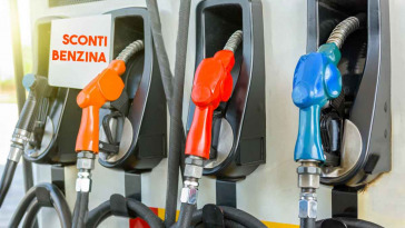 sconti benzina con le pompe bianche