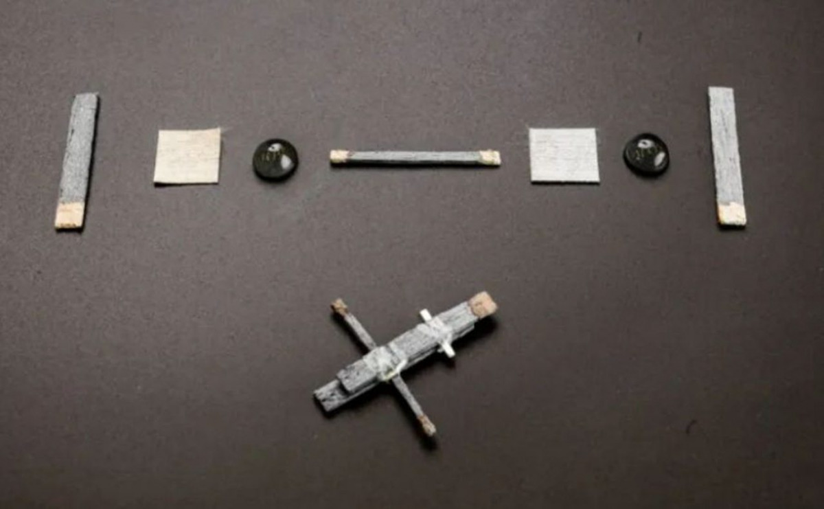 i tre pezzi che compongono il transistor in legno
