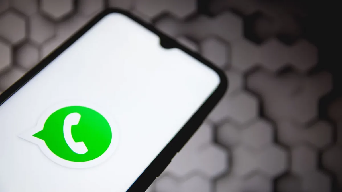 smartphone con logo di whatsapp