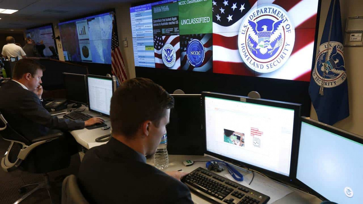 Operatori della sicurezza nazionale americana che lavora al pc.