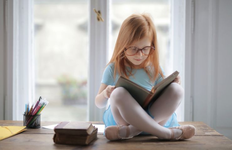 bambina che legge