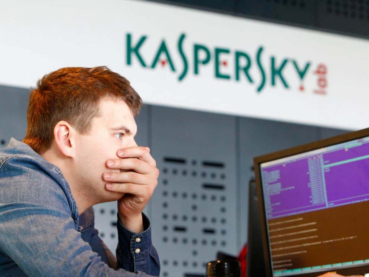 Dipendente di Kaspersky rimane scioccato guardando il proprio computer.
