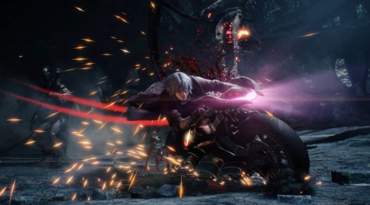 Dante sfreccia in moto mentre travolge un demone